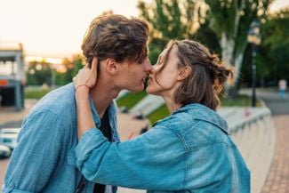 How to Kiss